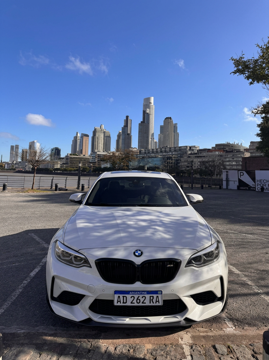Matías con su BMW en Puerto Madero